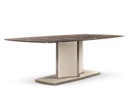 Tavolo in pietra con base rivestita Voyage di Cantori, piano personalizzabile tra ceramica e marmo