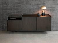 Kaen sideboard with open compartment, on a high metal base and with doors in wood veneer