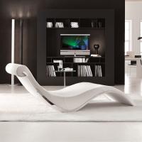 Design chaise longue without feet and curved outline