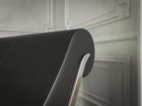 Dettaglio della chaise longue di design curva Sylvester di Cattelan, con rivestimento in pelle e particolari in acciaio cromato
