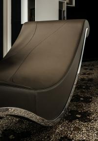 Leather upholstered chaise longue