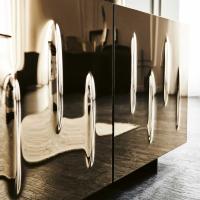 Detail of the mirrored finish and the charming reflex of the sideboard