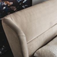 Its nubuck cover also available in fabric, faux leather or leather is perfect for a refined bedroom inside a contemporary house or a hotel
