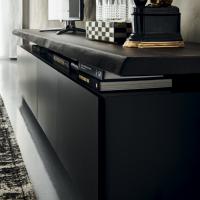 Detail of the top with irregular edges in solid wood of the TV stand Seneca by Cattelan