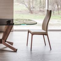 Arcadia chair is upholstered in leather and present a wooden structure 