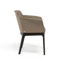 Padded tub chair with wooden structure 