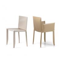Piuma chair in the two models available with or without armrests