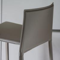 Cliff kitchen stool: detail of the backrest with decorative stitching