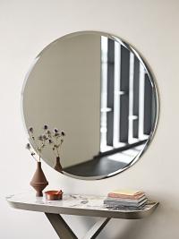 Round version of the bevelled mirror Hawaii by Cattelan