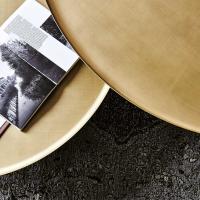 Detail of the brushed brass metal top of the coffee table Amerigo 