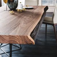 Detail of the Canaletto Walnut wooden top with irregular solid wood edges