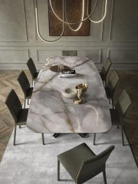 Tavolo di design in ceramica Planer di Cattelan, con diversi piani in finitura effetto marmo