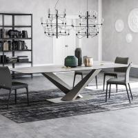 Stratos dining table with Keramik shaped top