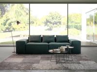 Linear sofa with 40 cm wide armrests