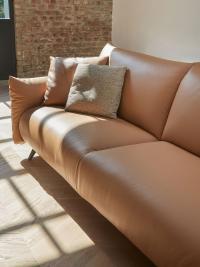 Detail of the Malibù sofa in leather, with completely removable cover, with limited depth
