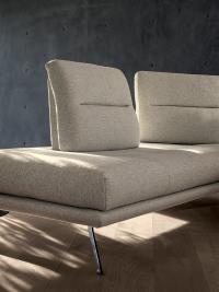 Maurice sofa with adjustable backrest and armrests with high metal feet