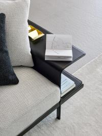 Dettaglio del bracciolo libreria in cuoio, accessorio disponibile per rendere unico e funzionale il proprio divano Phil