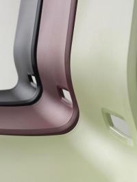Dettaglio della curvatura della scocca, si nota anche il foro inferiore per garantire la presa e facilitare lo spostamento della sedia