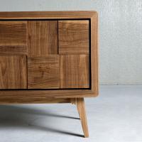 Detail of the rounded solid wood edges and oblique matching feet
