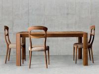 Sedia Komaki ideale in un soggiorno con tavolo in legno in tinta