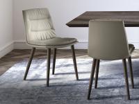 Dama chair in leather - with 4 wooden legs in dark-brown tinted solid wood