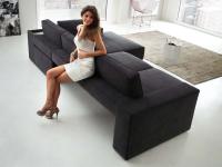 Attitude linear sofa with dormeuse and lateral open seats