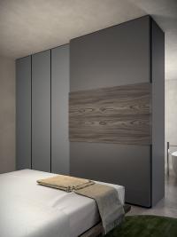 Remote-controlled sliding panel made from wood veneer with horizontal veining