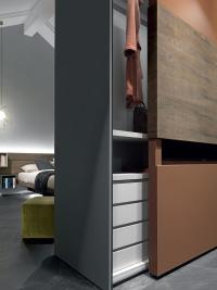 The shelf and 4-drawer unit match the internal finish of the wardrobe