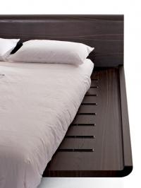 Wooden platform with transversal slits to ventilate the mattress (finish not available)