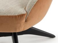 Detail of the two-tone cover in velvet and fabric as well as we wooden base
