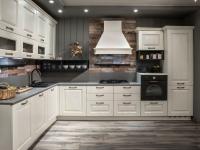 This classic white kitchen has undoubtly a modern touch, especially in the dark metal shelves