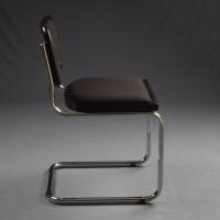 Sedia Cesca B32 di Marcel Breuer - seduta rivestita in tessuto nero, profilo in faggio laccato nero e struttura cromata