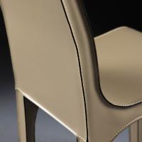 Profilo seduta e schienale della sedia rivestita in cuoio Giuditta