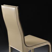 Profilo dello schienale della sedia rivestita in cuoio Giuditta