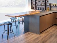 Bar table integrated in the kitchen peninsula