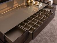 Standard interior organisers in metallic lacquer