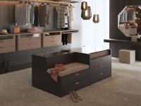 Central island for Izar Lounge walk-in wardrobe in smoked open-pore oak and seat with cushion 