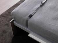 The mattress is secured to the bed base during all phases of movement, thanks to the safety straps
