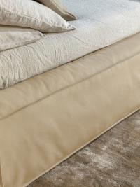 Dettaglio del longherone in pelle. Il letto Fluff è realizzato in Italia da Bonaldo con materiali e rivestimenti di altissima qualità