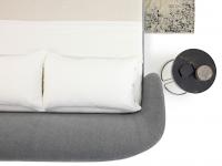 The big and soft headboard joins directly the side panels