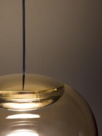 Close-up of the spherical diffuser in blown glass with gold mount
