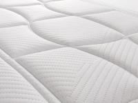 Detail of the Compact cover in Soft White, hypoallergenic and breathable fabric