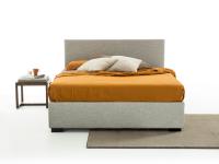Space-saving linear bed with a thin bed frame