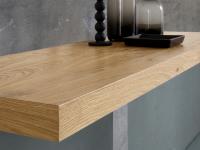 Detail of the natural knotty oak top with 5 cm thick straight edge