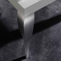 Detail of the legs in solid wood with finish brushed oak silver leaf