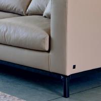 Rhino slim sofa with chaise longue - detail of the modern feet