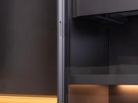 The handle on the display cabinet door of the Way 27 wall unit is unobtrusive yet ergonomic: a linear design that does not sacrifice functionality