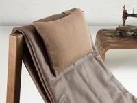 Detail of the match between the fabric headrest and the leather seat