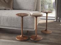 Il tavolino rotondo in legno massello Miller è un pratico ed elegante portaoggetti da porre a lato divano o poltrona