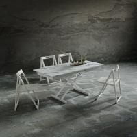 Tavolino trasformabile in tavolo da pranzo Cris con piano in nobilitato HPL bianco statuario e struttura in metallo bianco RAL aperto
